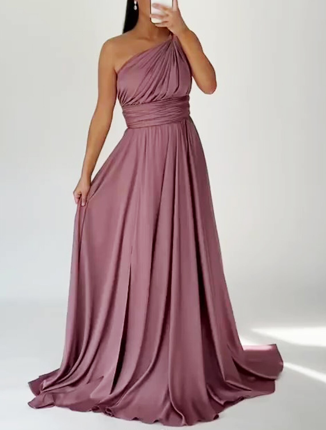 Abito da sera a trapezio, elegante, da invitata a nozze, con cravatta nera, strascico a ruota, senza maniche, monospalla, in raso con arricciature